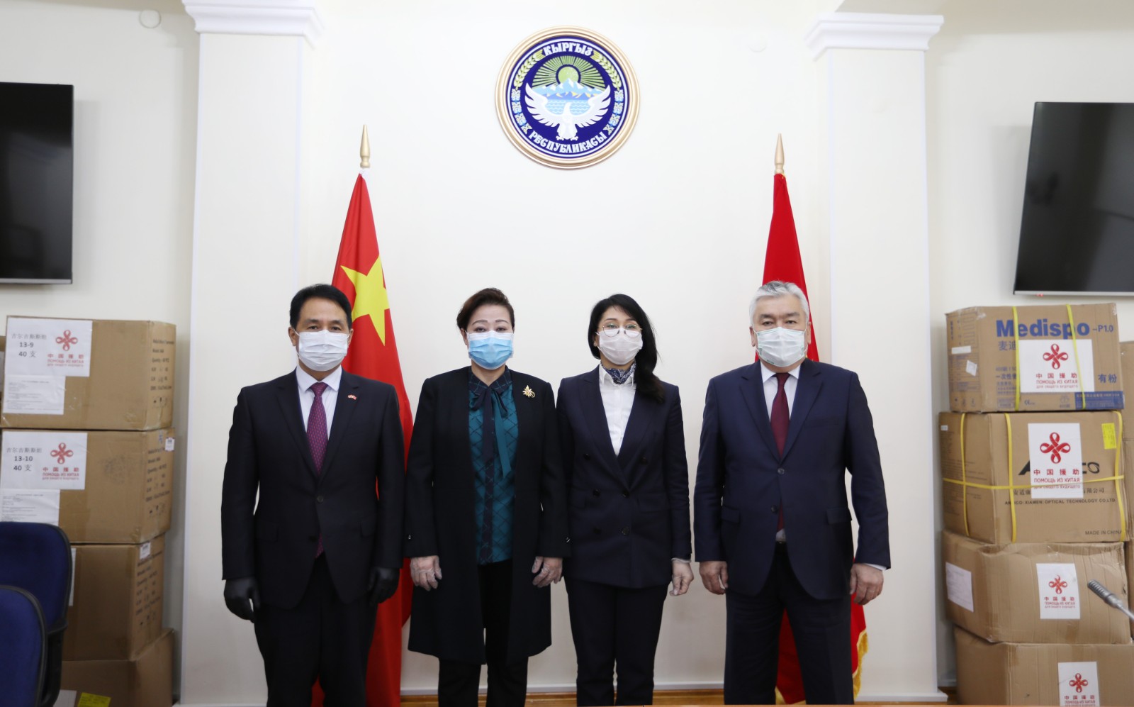 Посол Китая Ду Дэвэнь передала очередную партию гуманитарного груза Кыргызстану для борьбы с коронавирусом