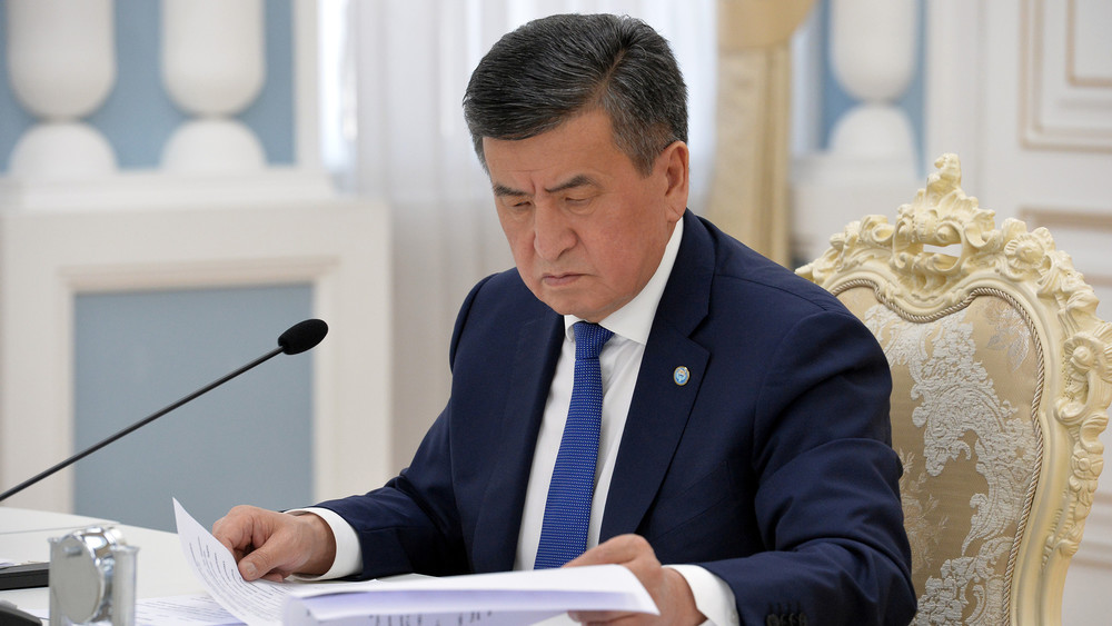На заседании Жогорку Кенеша сегодня, 15 апреля, депутаты утвердили Указ президента КР о продлении чрезвычайного положения
