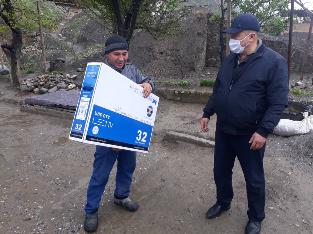 Бедным семьям в Баткенской области подарили телевизоры, чтобы дети могли учиться дистанционно