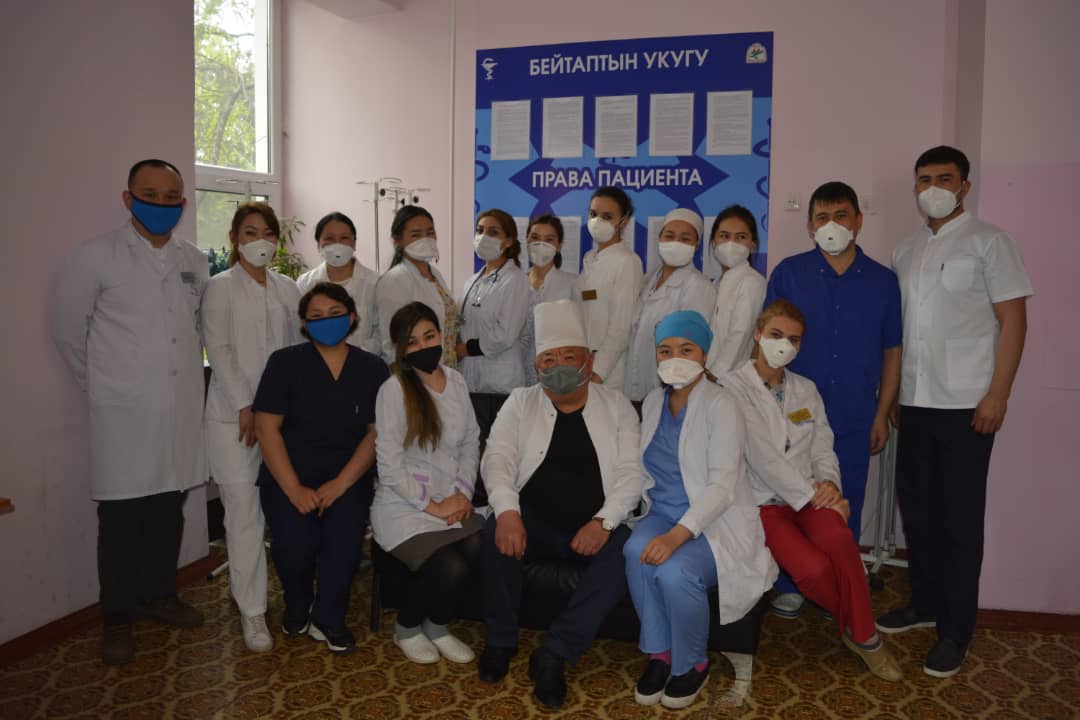 Сотрудники УВД Октябрьского района Бишкека морально поддержали наших медиков