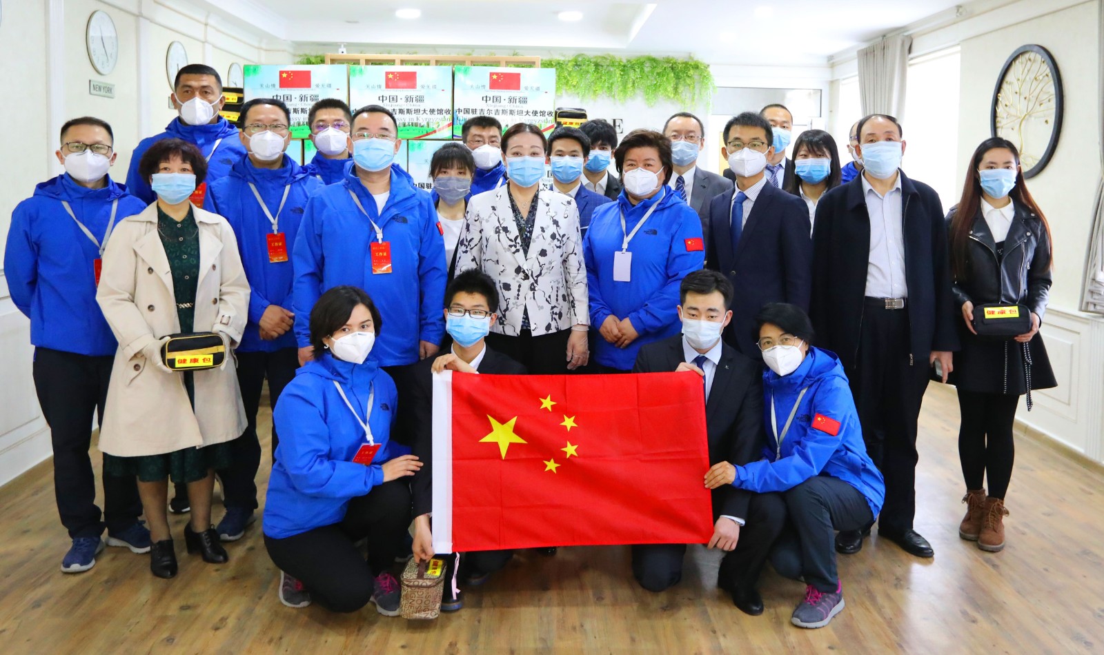 Посольство КНР в КР выдал противоэпидемические средства защиты для китайских студентов и преподавателей в Кыргызстане