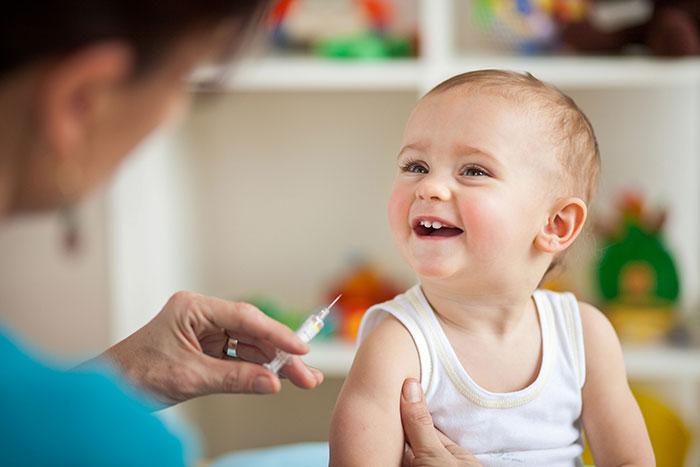 Дети получают вакцину своевременно, несмотря на карантин по всей стране