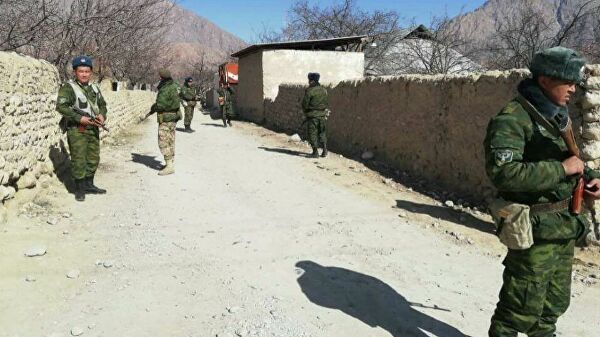 Трое военнослужащих ранены в ходе конфликта на кыргызско-таджикской границе