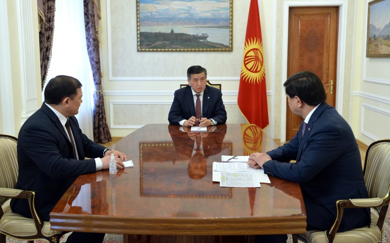 Президент Сооронбай Жээнбеков обсудил сегодня ситуацию с COVID-19  с торага Жогорку Кенеша и премьер-министром
