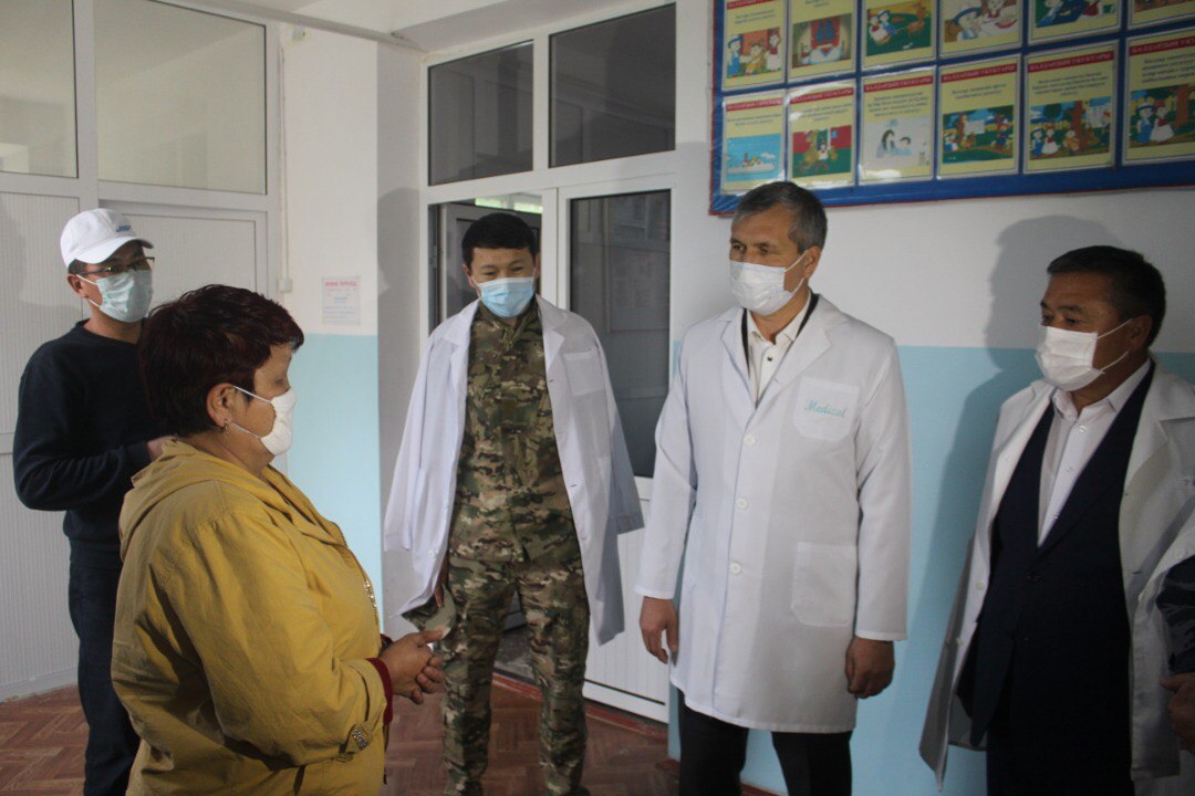 Вице-премьер-министр Акрам Мадумаров навестил получивших ранения военнослужащих в Баткенской области