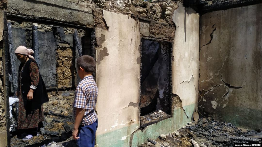 Сгоревший во время конфликта на кыргызско-таджикской границе дом восстановят