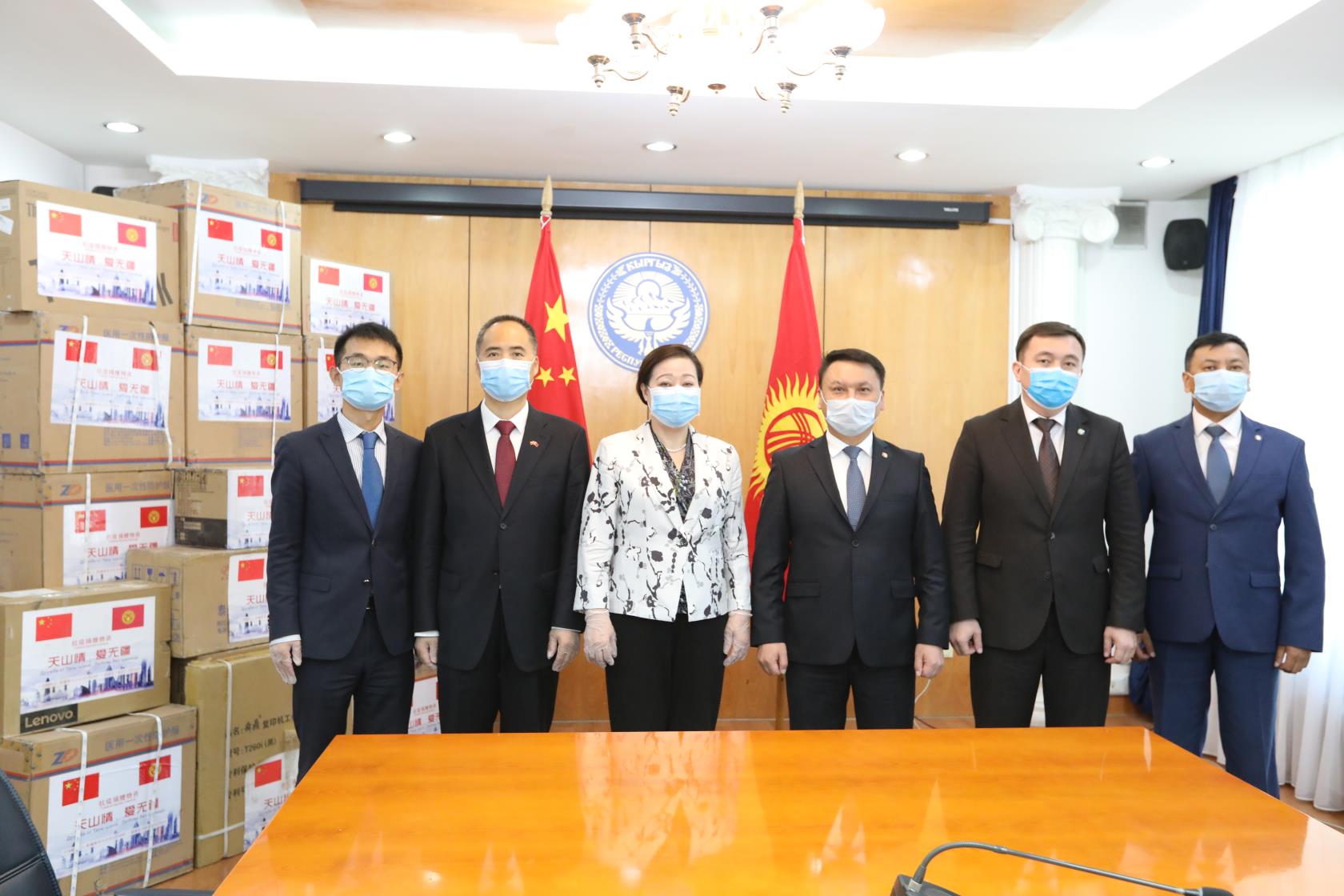 Посол КНР в КР госпожа Ду Дэвэнь приняла участие в церемонии передачи гуманитарной помощи от китайской стороны
