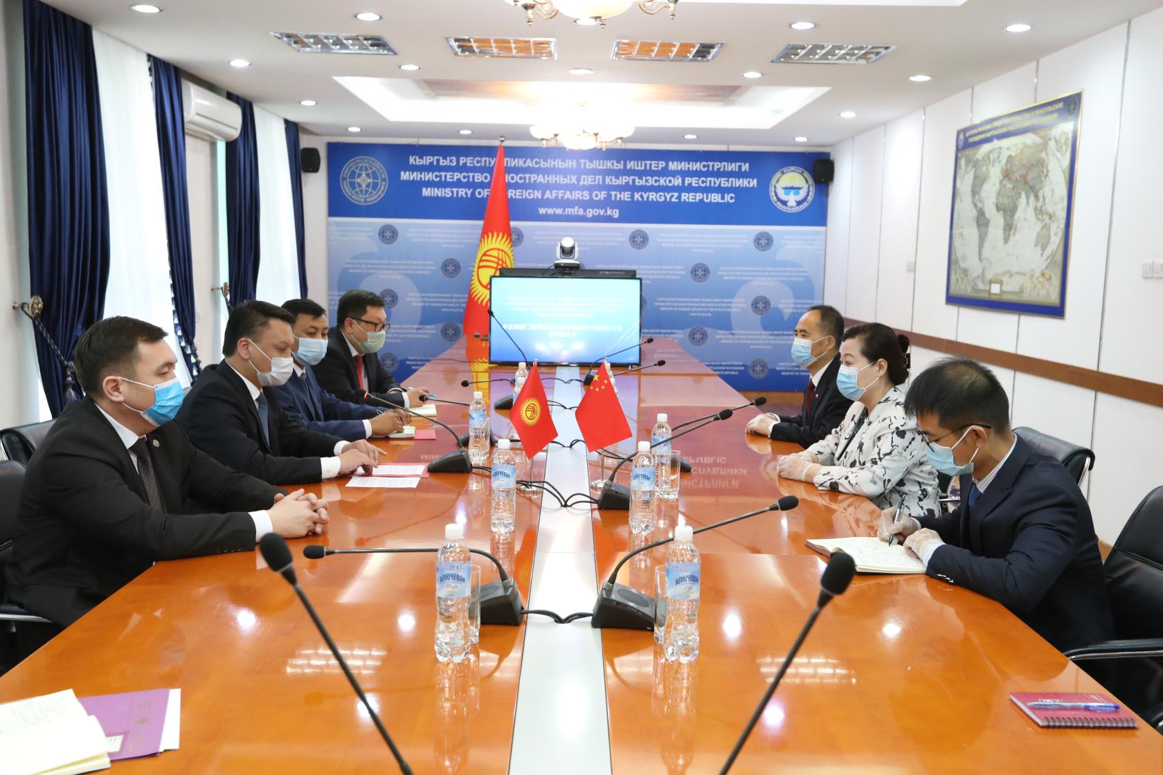 Посол КНР в КР госпожа Ду Дэвэнь приняла участие в церемонии передачи гуманитарной помощи от китайской стороны
