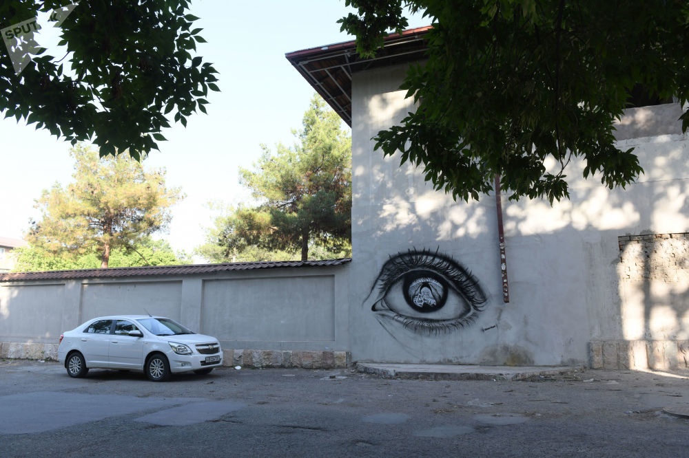 【наши соседи】Ночной художник в Ташкенте: загадочные граффити на Чиланзаре — фотолента