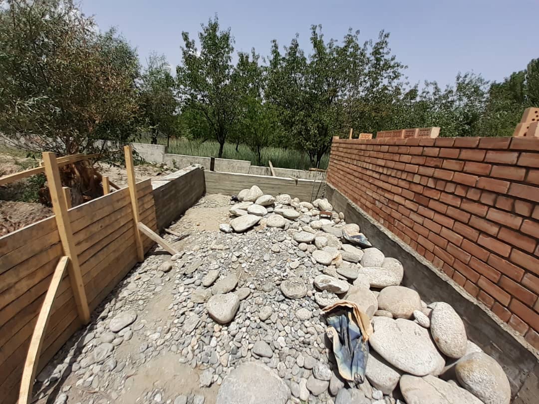Сожженный дом близ кыргызско-таджикской границы восстанавливают