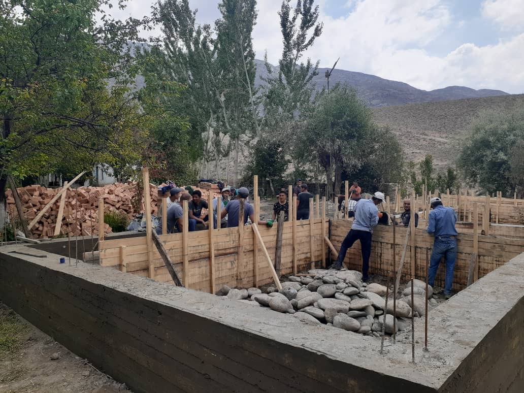 Сожженный дом близ кыргызско-таджикской границы восстанавливают