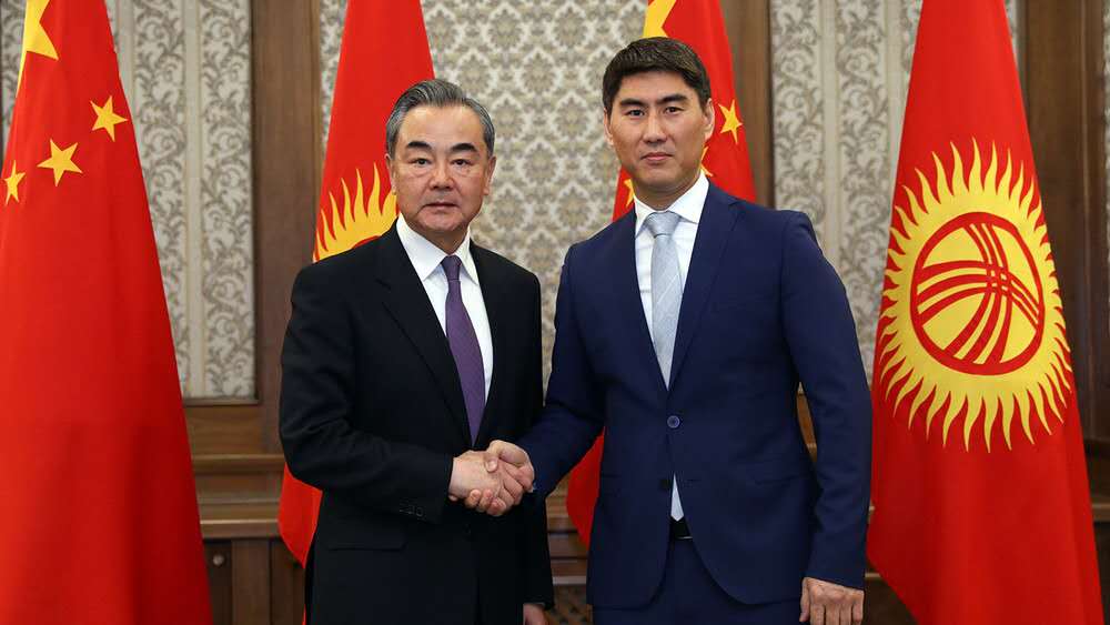 Ван И провел телефонный разговор с главой МИД Кыргызстана Ч. Айдарбековым