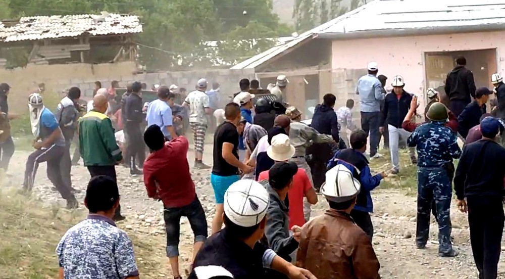 ​    15 граждан КР пострадали во время приграничного инцидента между жителями двух сел Кыргызстана и Узбекистана