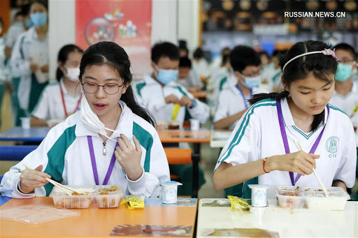 Более 400 тысяч пекинских учеников вернулись в школы