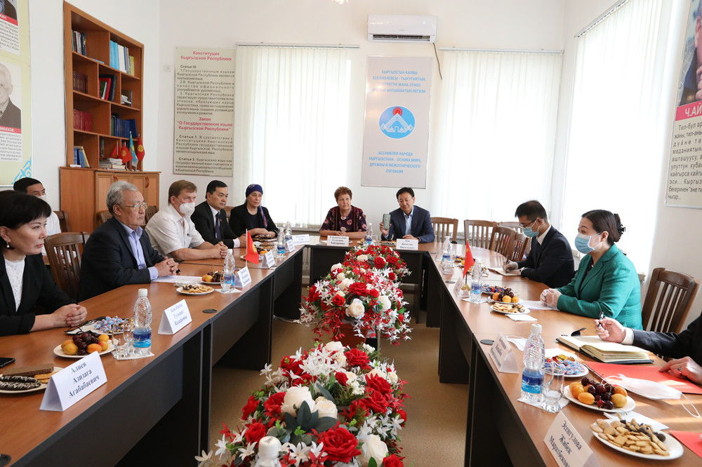 Посол КНР в КР Ду Дэвэнь встретилась с председателем Ассамблеи народа КР Абдыганы Эркебаевым