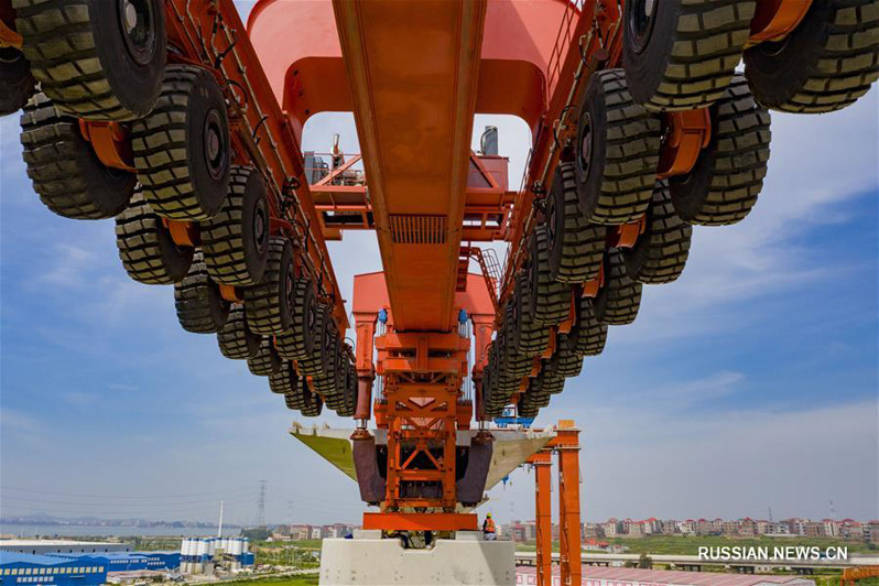 Первый 1000-тонный мостоукладчик ввели в эксплуатацию в Китае
