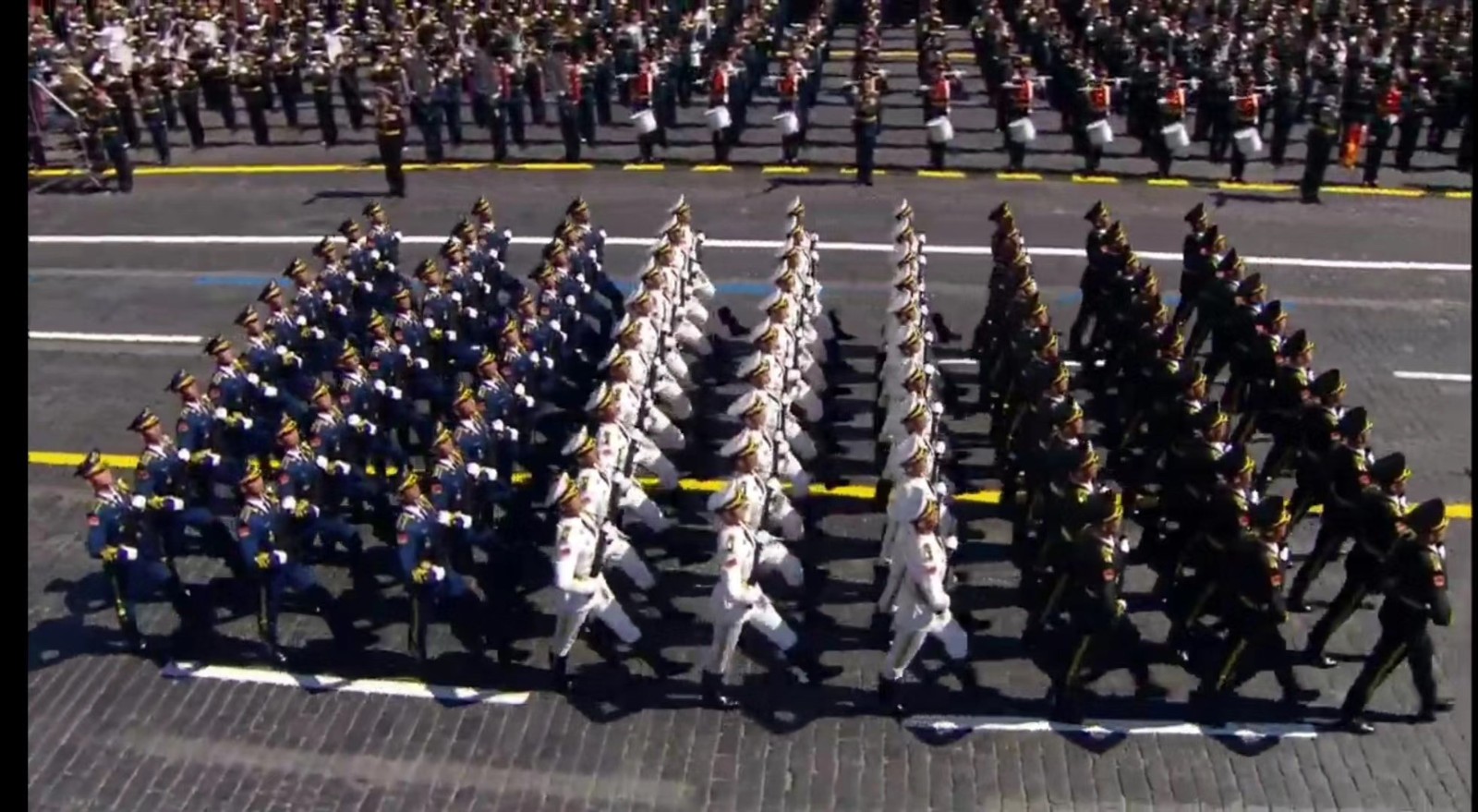 Путин поздравил военных и гостей парада с 75-летием Победы в ВОВ