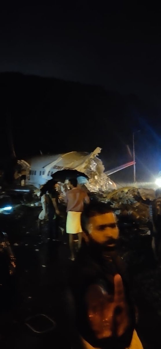 [Наши соседи]В Индии самолет развалился на части после неудачной посадки