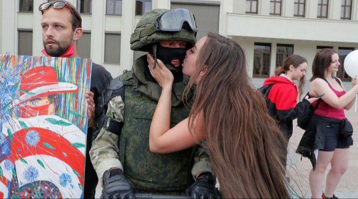 [Наши соседи] В Минске протестующие пообнимались и подарили цветы военным