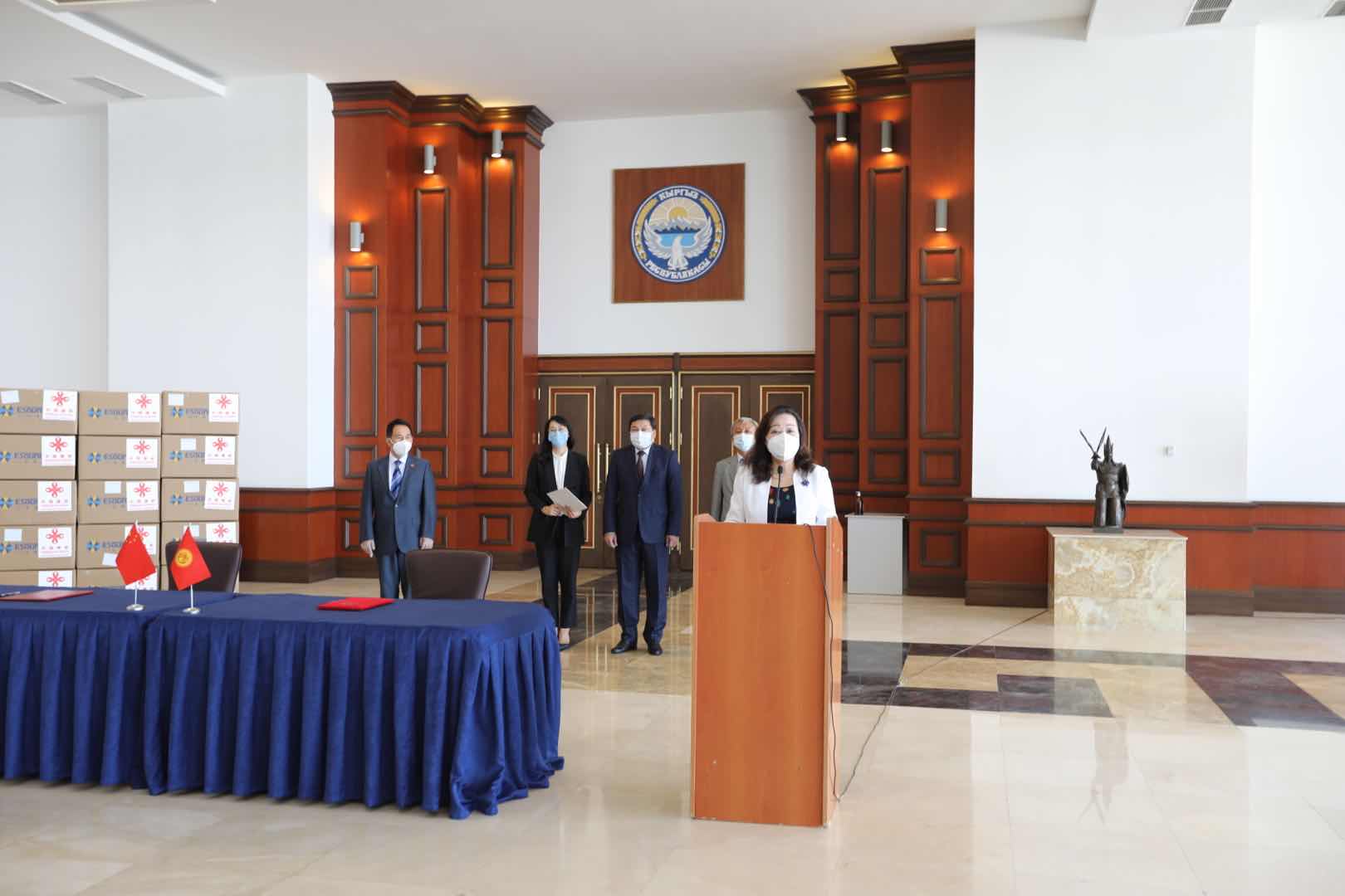 Посол КНР в КР госпожа Ду Дэвэнь приняла участие в церемонии передачи третьей партии гумпомощи от китайского правительства Кыргызстану