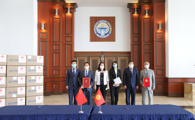Посол КНР в КР госпожа Ду Дэвэнь приняла участие в церемонии передачи третьей партии гумпомощи от китайского правительства Кыргызстану