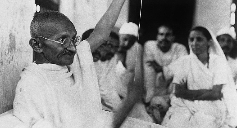 Махатма Гандинин көз айнеги аукциондо 340 миң долларга сатылды