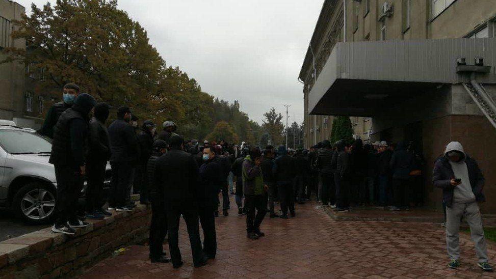 Правительство заявляет о продолжении работы. Мэрию Бишкека захватили протестующие