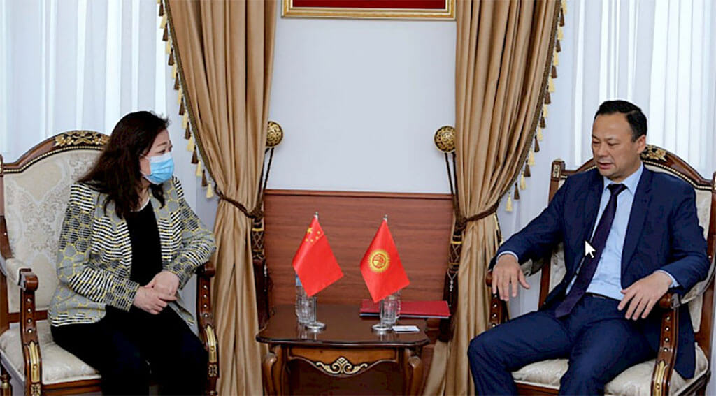 Посол КНР в КР госпожа Ду Дэвэнь встретилась с   вновь назначенным Министром иностранных дел КР Р.Казакбаевым