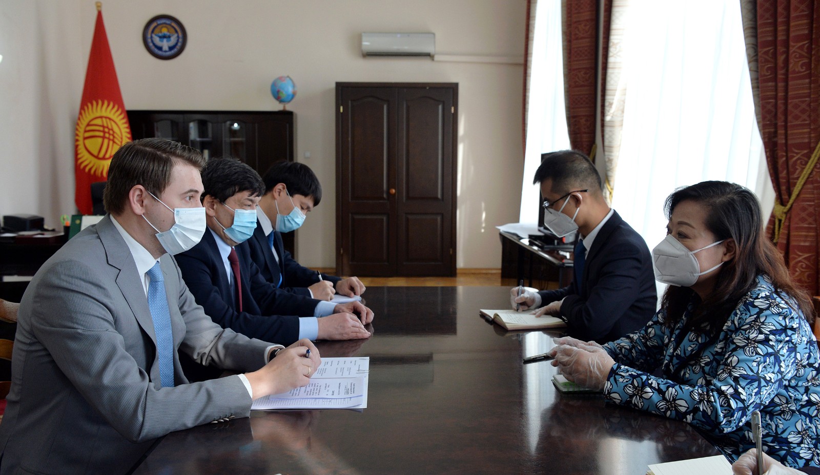 Чрезвычайный и Полномочный Посол КНР в КР   Ду Дэвэнь встретилась с исполняющим обязанности премьер-министра, первым вице-премьер-министром Артемом Новиковым