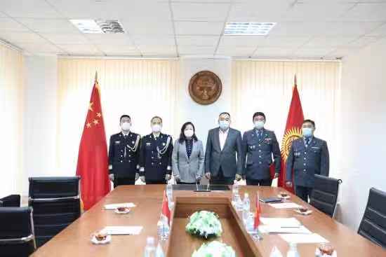 Чрезвычайный и Полномочный Посол КНР в КР   Ду Дэвэнь встретилась с Министром внутренних дел КР Уланом Ниязбековым