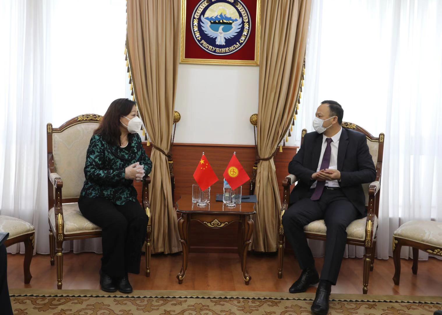 Чрезвычайный и Полномочный Посол КНР в КР Ду Дэвэнь встретилась с Министром иностранных дел КР Русланом Казакбаевым