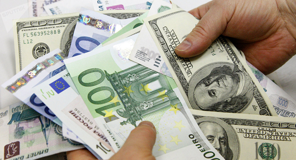 Доллар и евро подешевели — что с ценами на ГСМ и золото в Бишкеке 14 декабря