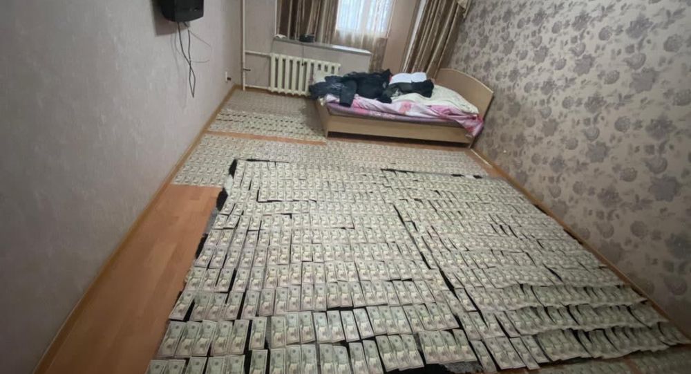 Фальшивыми долларами застелили всю комнату — в Бишкеке задержана женщина.
