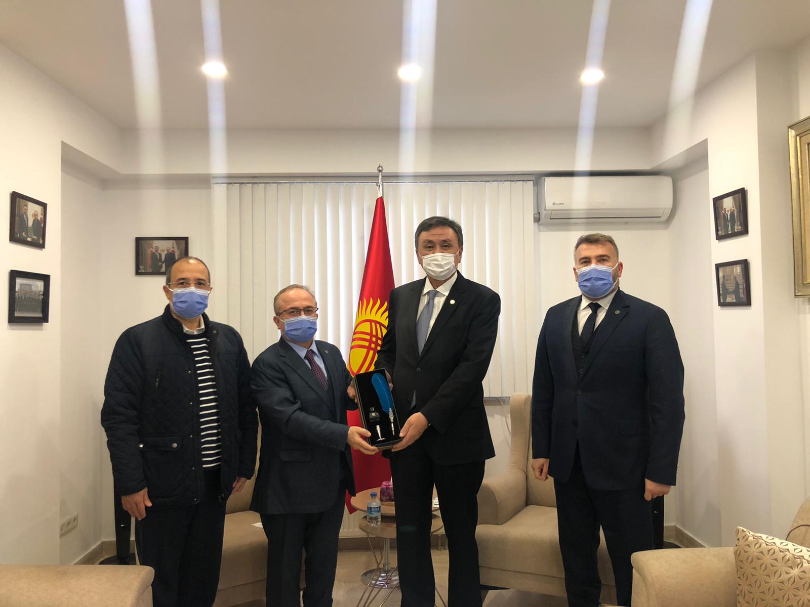 Посол Кыргызской Республики в Турции Кубанычбек Омуралиев встретился с руководителем Турецкого фонда «Маариф» Биролом Акгюном