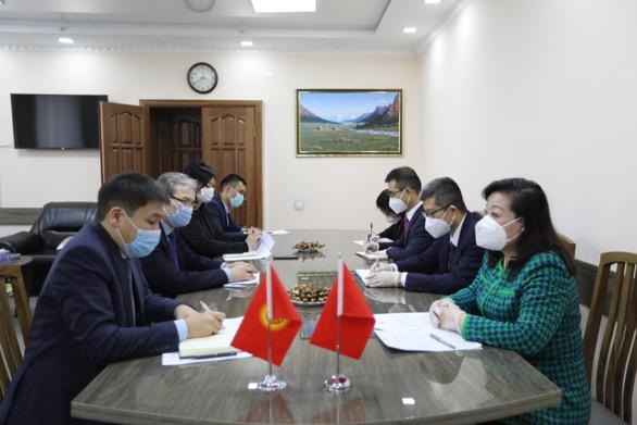 Чрезвычайный и Полномочный Посол КНР в КР Ду Дэвэнь встретилась с Министром образования и науки КР Алмазбека Бейшеналиева