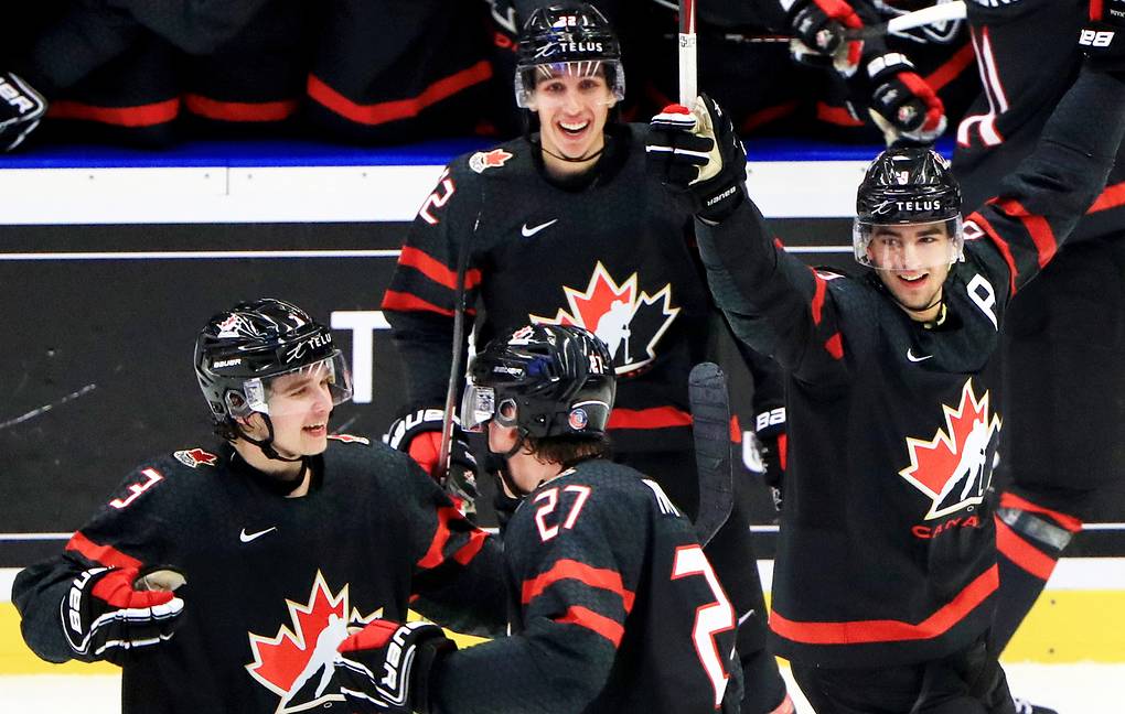 Сборная России по хоккею разгромно проиграла команде Канады в полуфинале молодежного ЧМ