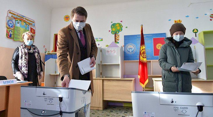 И.о.премьера Артем Новиков проголосовал на досрочных выборах президента и референдуме