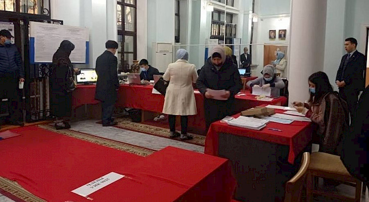 В Ташкенте продолжается голосование на выборах президента КР и референдуме