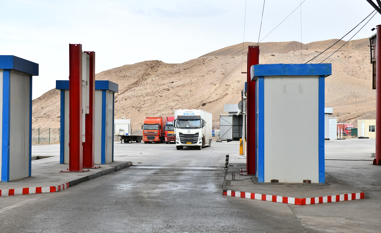 Кыргызстан намерен обсудить с Китаем вопрос увеличения потока грузовых авто на КПП «Иркештам» и «Торугарт»