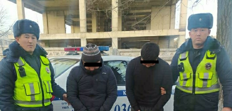 В Бишкеке двое парней на Mercedes врезались в Тоуоta и угнали его