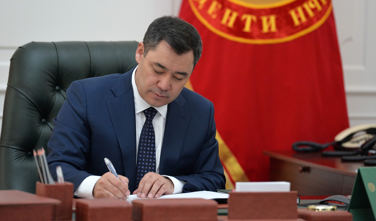Подписаны первые указы президента Садыра Жапарова