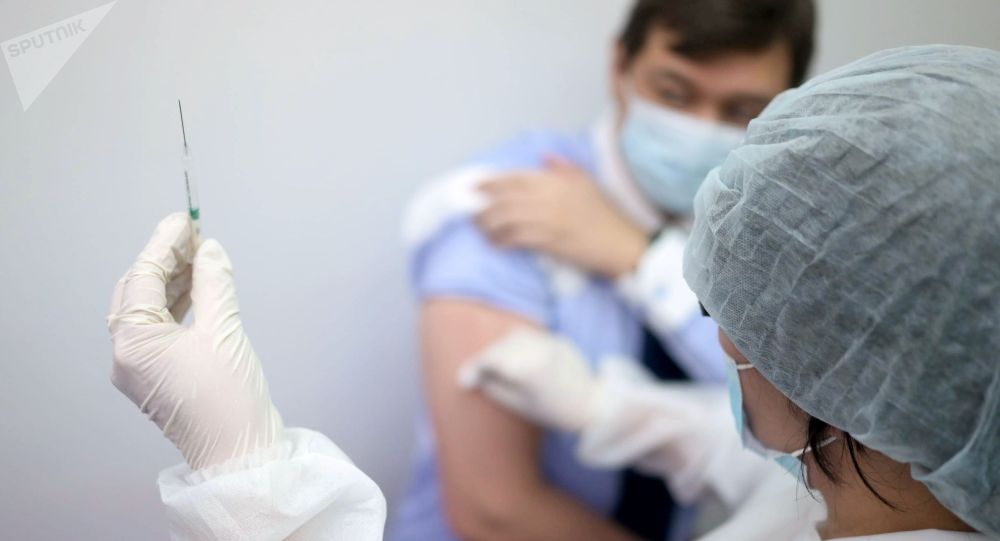Почему вакцина от COVID вызывает побочные эффекты, объяснил вирусолог