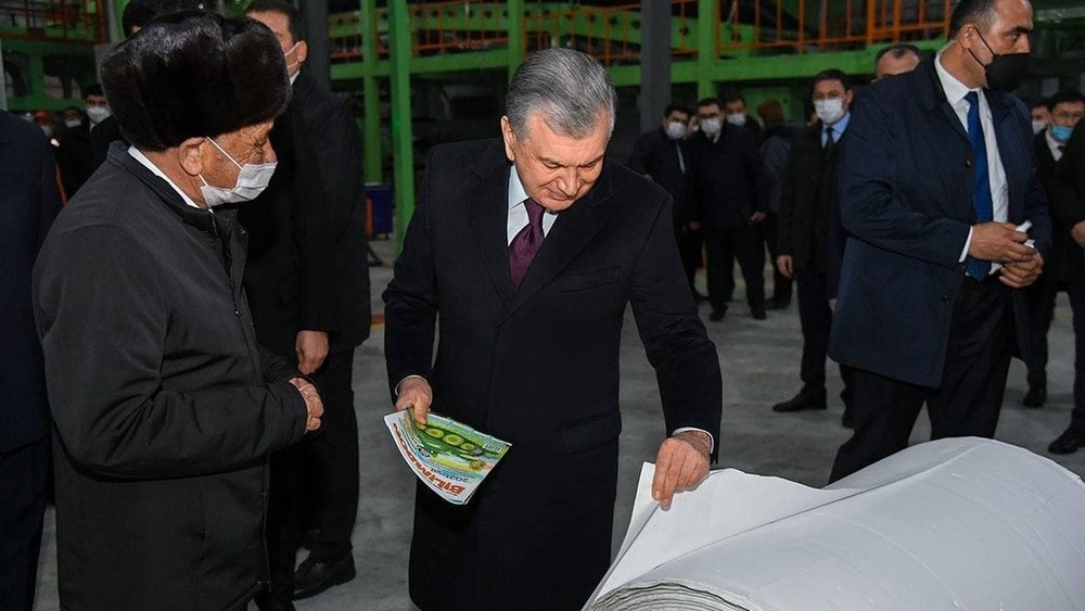 [Наши соседи] Президент Узбекистана открыл в Фергане фабрику по производству бумаги из камня