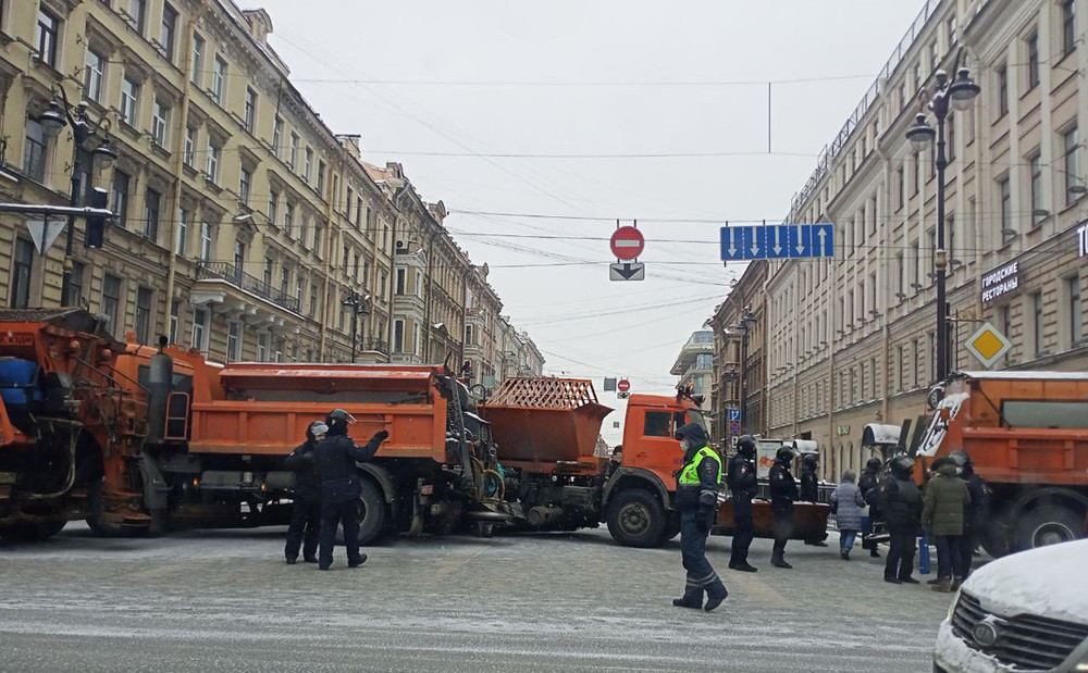 В Петербурге силовики перекрыли центр города и закрыли несколько станций метро