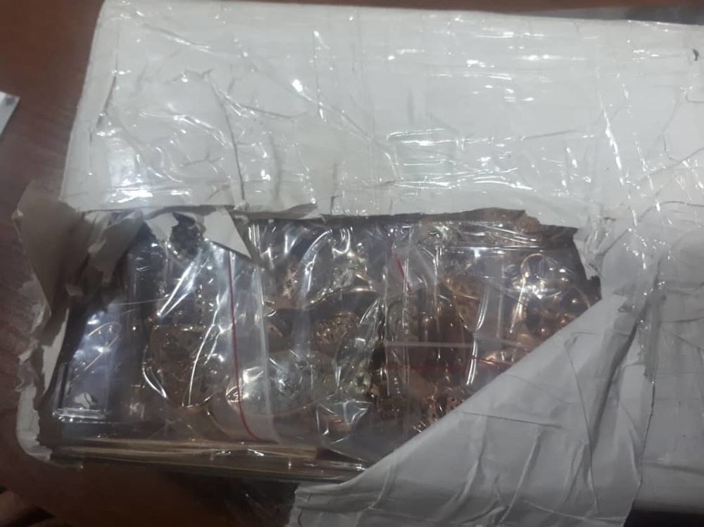 АКС ГКНБ: В аэропорту задержана женщина, перевозившая контрабандой золотые изделия на 53 млн сомов