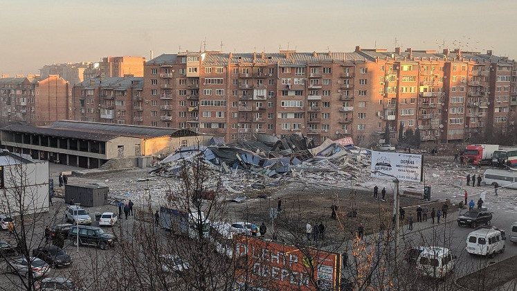 В России в супермаркете произошел мощный взрыв. Здание магазина полностью разрушено