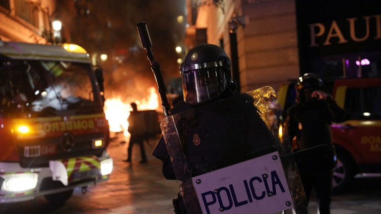 Пылающие баррикады и жёсткие разгоны: в Испании акция в поддержку арестованного рэпера превратилась в беспорядки