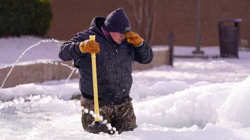 На юге США стоят рекордные морозы. Миллионы людей остались без воды, тепла и света
