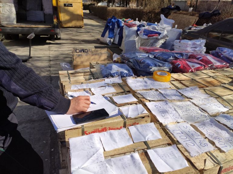 Сотрудники ГТС задержали контрабанду мандаринов и спортивной формы на 2,4 млн сомов