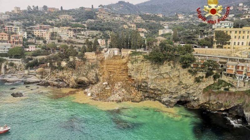 В Италии сотни гробов обрушились в море из-за оползня